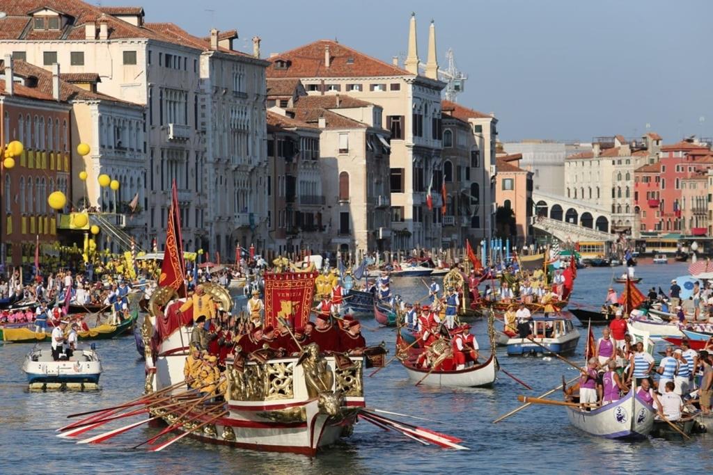 Lễ hội “Regata Storica” của Venice - Ý