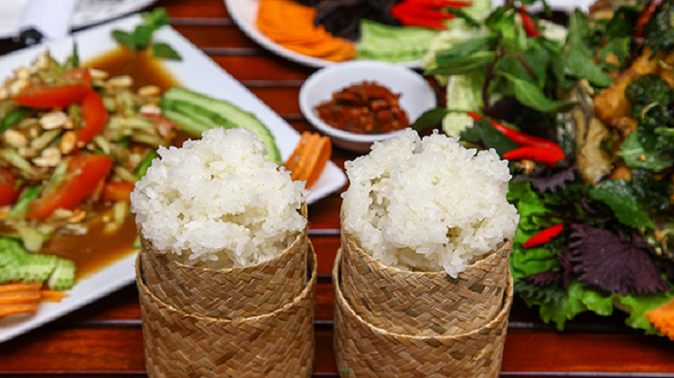 Trong ăn uống, thực phẩm chính của người Lào là gạo nếp