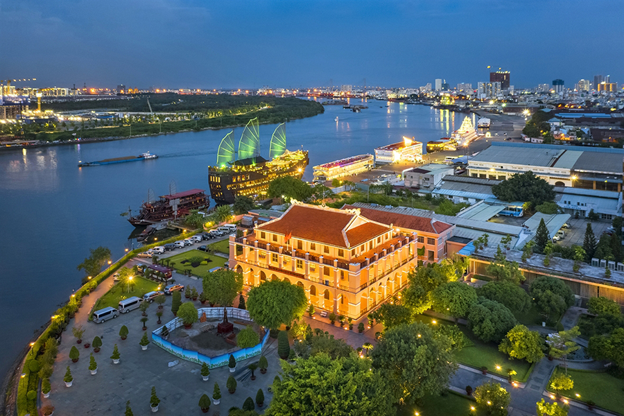 Bến Nhà Rồng nổi bật về đêm trên sông Sài Gòn