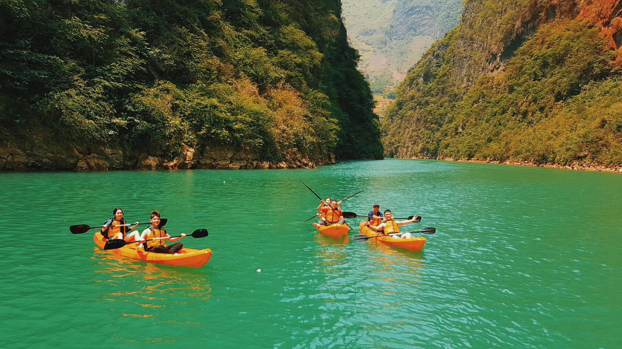 Trải nghiệm chèo thuyền kayak trên sông Nhô Quế