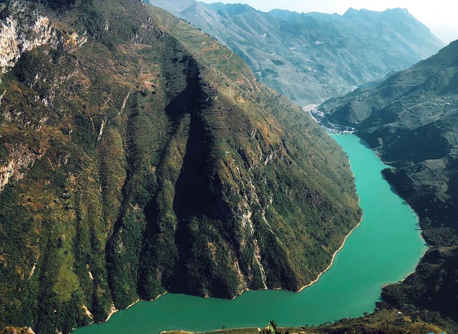 Lạc giữa sông núi Hà Giang với thuyền kayak – trải nghiệm du lịch không thể bỏ lỡ.
