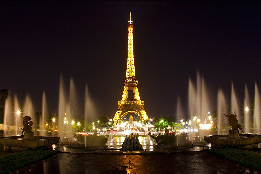 Tháp Eiffel trở thành biểu tượng của kinh đô ánh sáng
